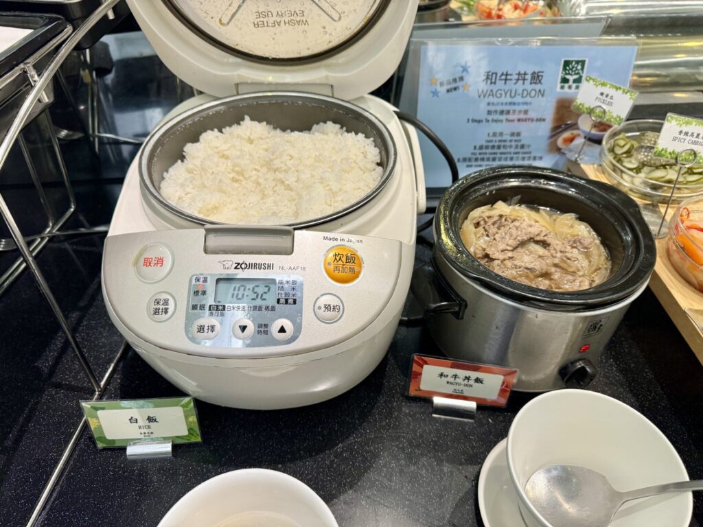 エバー航空 ラウンジ 白米と和風牛煮