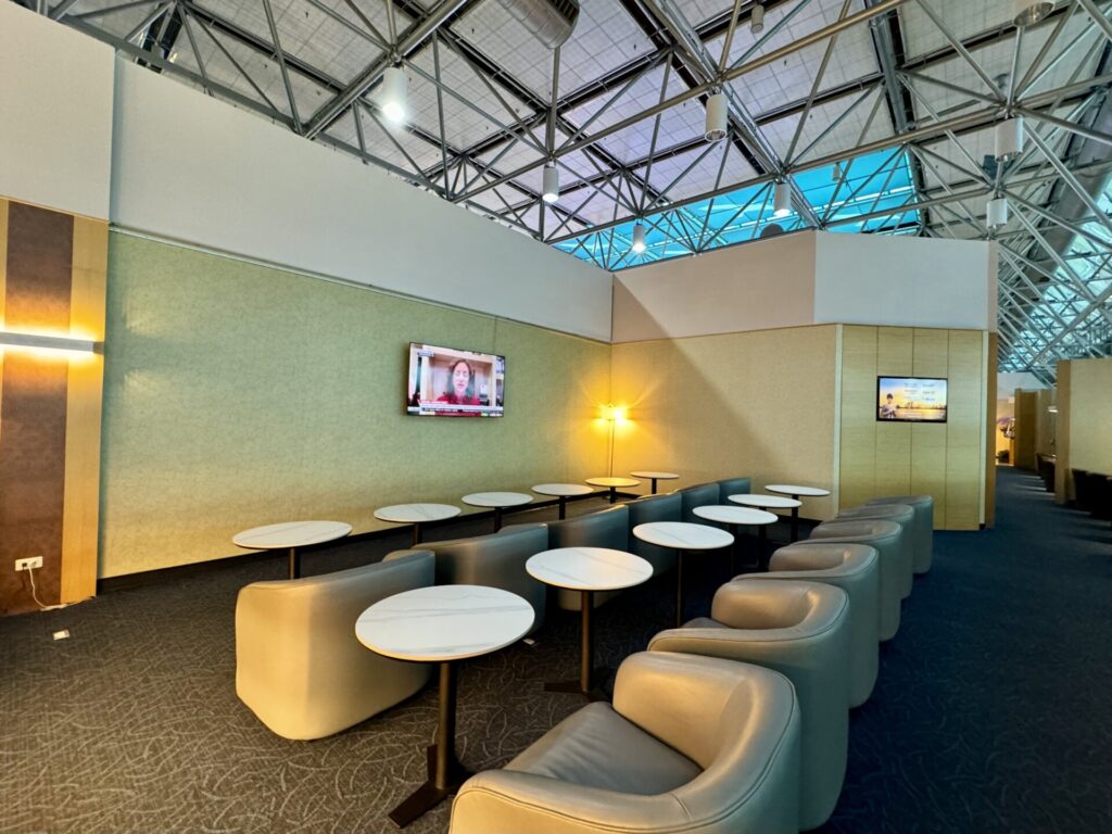 台湾桃園国際空港 シンガポール空港 シルバークリスラウンジ ソファ席