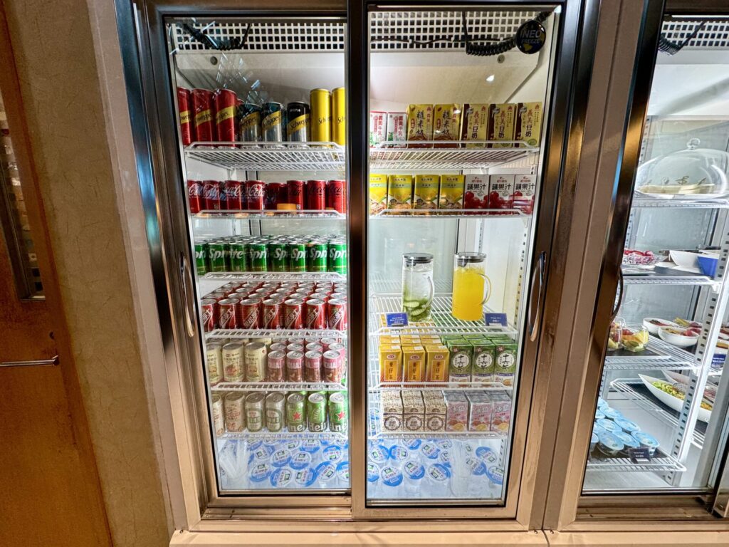 台湾桃園国際空港 シンガポール空港 シルバークリスラウンジ ビールとソフトドリンク