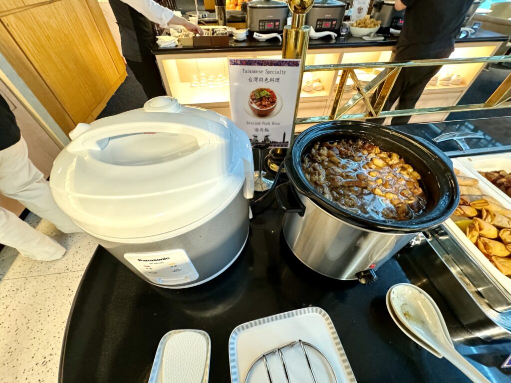 台湾桃園国際空港 シンガポール空港 シルバークリスラウンジ 台湾料理 ルーローハン