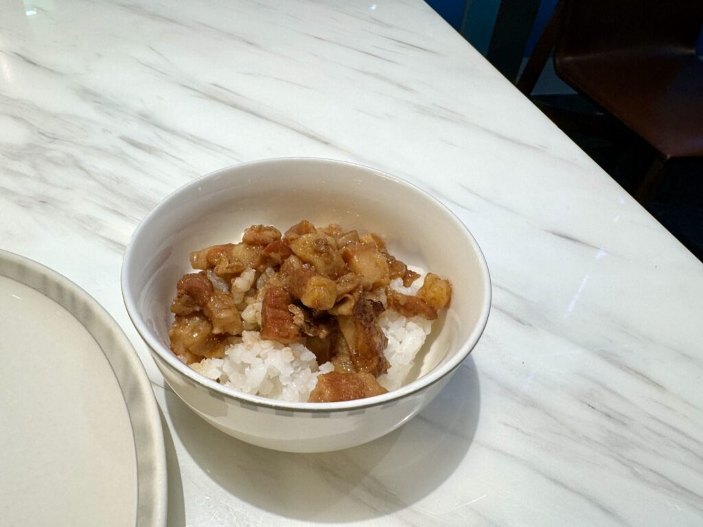 台湾桃園国際空港 シンガポール空港 シルバークリスラウンジ 食べたルーローハン