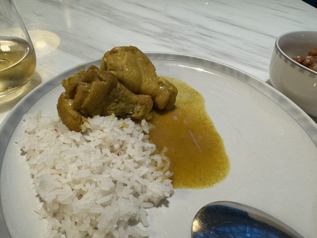 台湾桃園国際空港 シンガポール空港 シルバークリスラウンジ 食べたチキンカレー