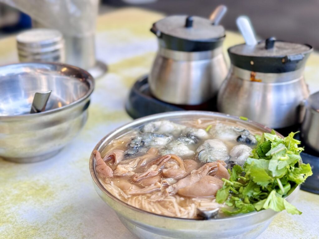 台北グルメ 阿川蚵仔麺線 牡蠣ともつの麺線