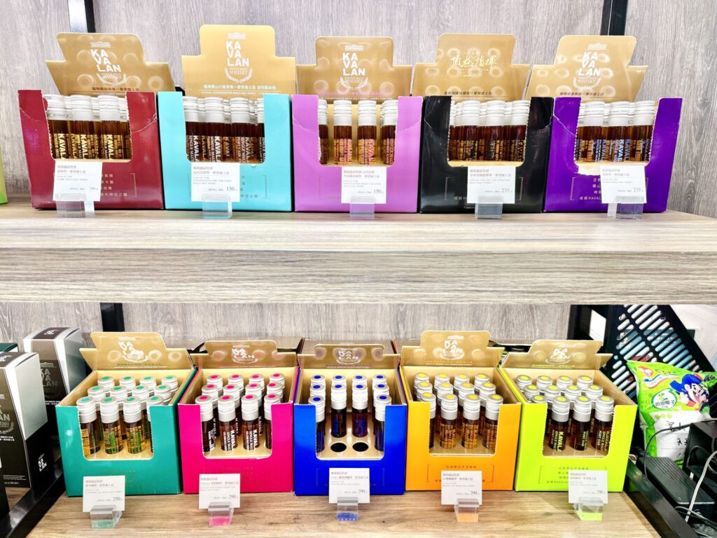 台北市内のカバランウイスキー直営店にて 試験管型のウイスキー