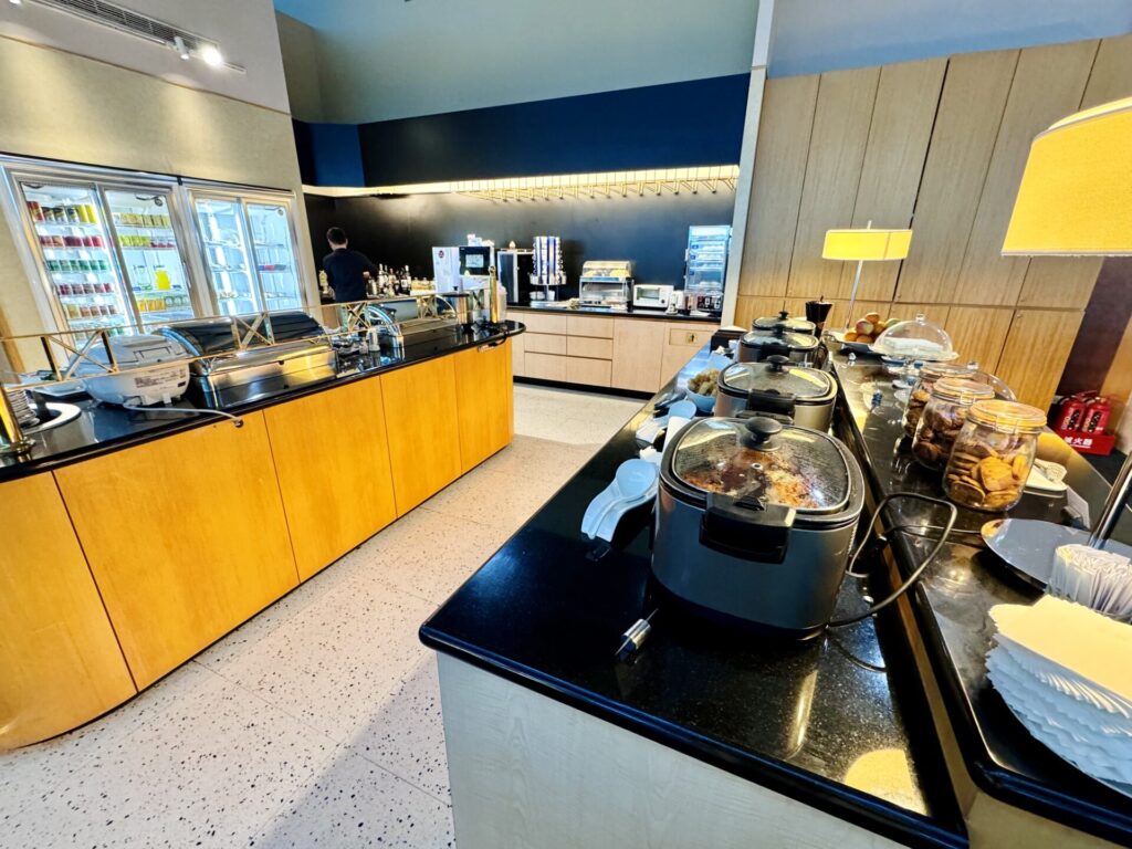 台湾桃園国際空港 シンガポール空港 シルバークリスラウンジ ビュッフェ台