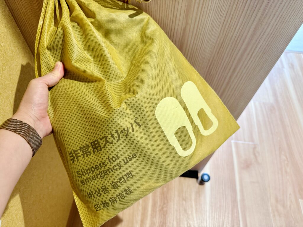 御宿野乃松本 ダブルルーム 非常用スリッパ