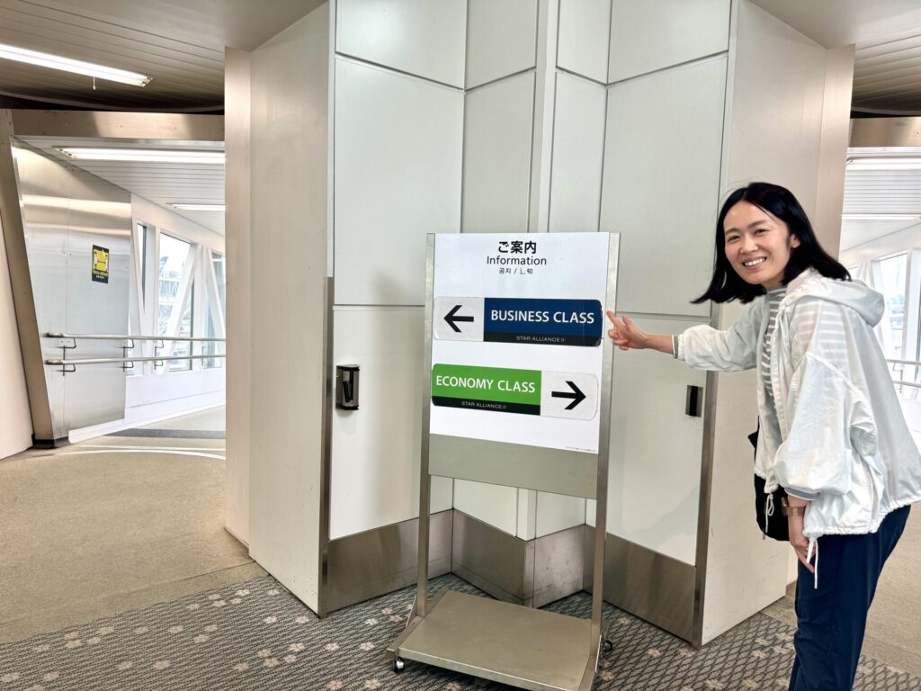 羽田空港 ボーディングブリッジ ビジネスとエコノミーの分かれ道