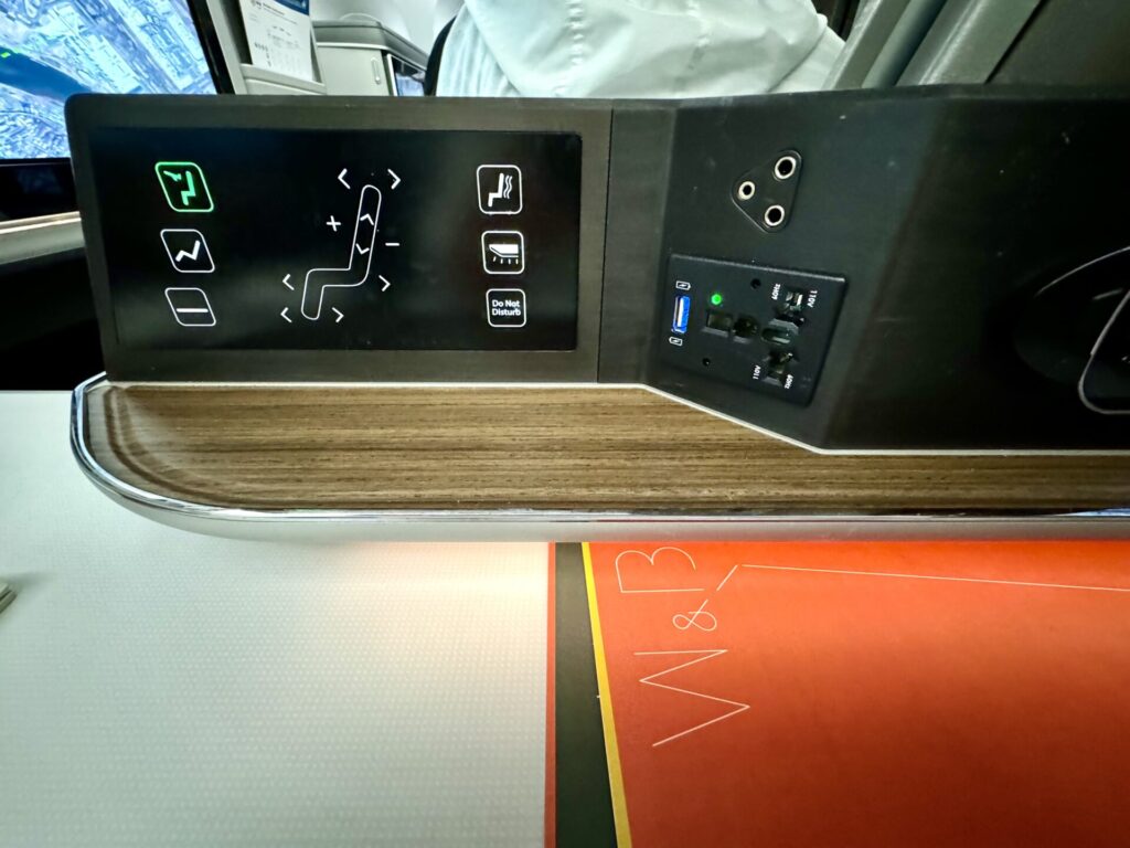 エバー航空 ロイヤルローレルクラス 電源とリクライニングボタン