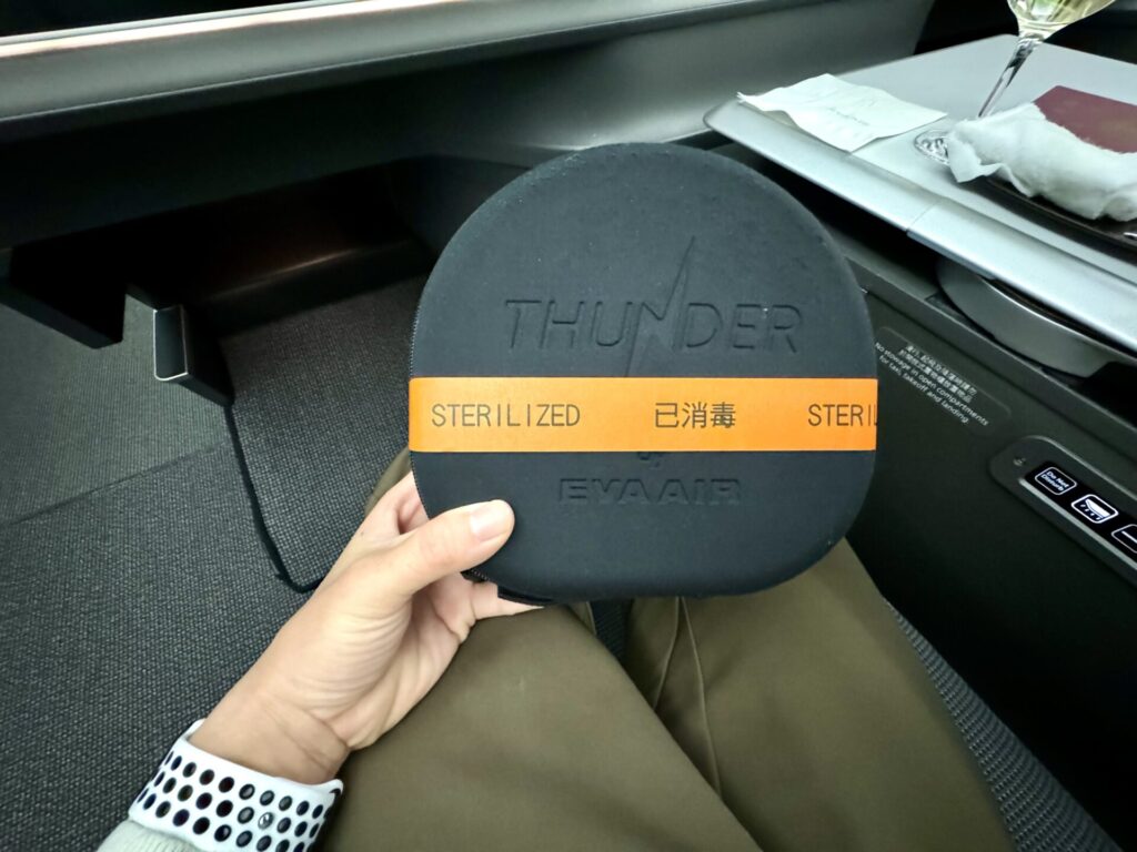 エバー航空 ロイヤルローレルクラス ノイズキャンセリングヘッドホン