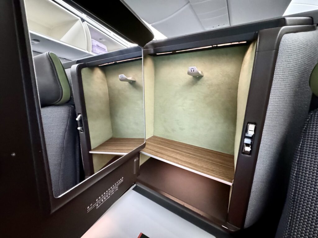 エバー航空 ロイヤルローレルクラス パーソナル手荷物収納スペース