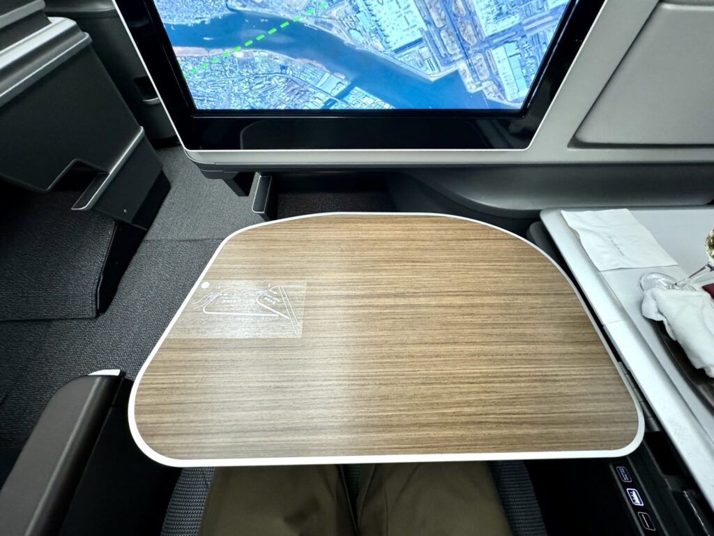 エバー航空 ロイヤルローレルクラス テーブル