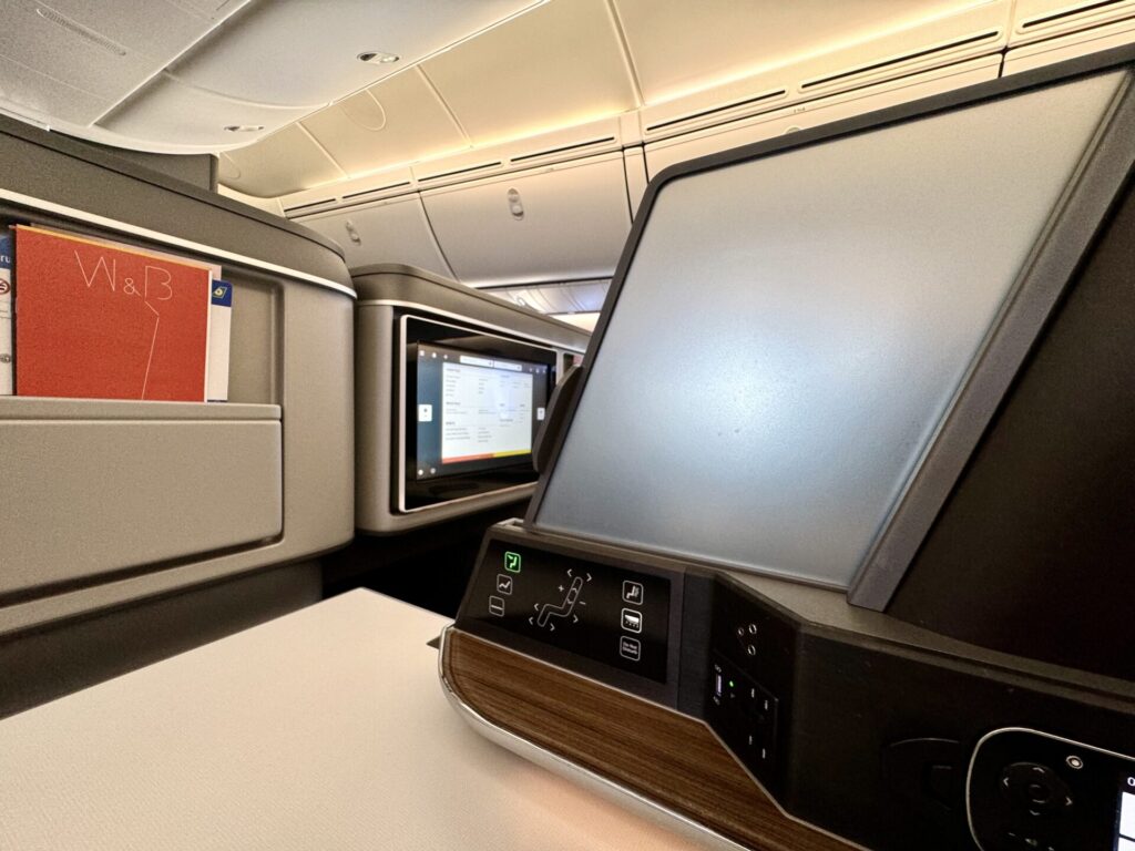 エバー航空 ロイヤルローレルクラス 可動式仕切り板