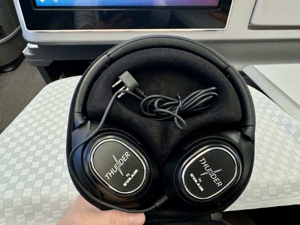 エバー航空 ロイヤルローレルクラス 機内アメニティ ノイズキャンセリングヘッドホン