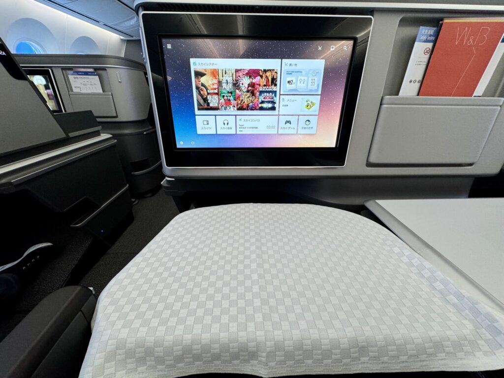 エバー航空 ロイヤルローレルクラス 大型テーブルとテーブルクロス