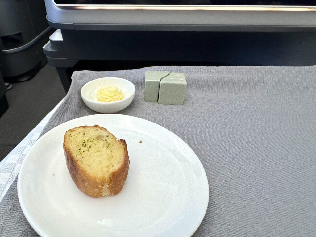 エバー航空 ロイヤルローレルクラス 機内食 ガーリックトースト