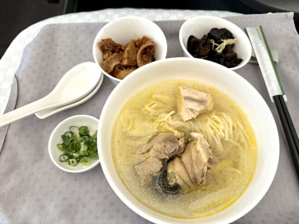 エバー航空 ロイヤルローレルクラス 機内食 メイン チキンヌードル