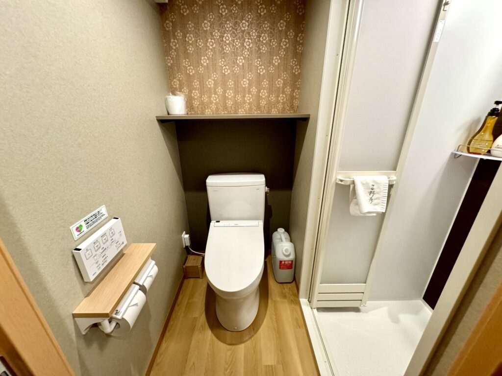 御宿 野乃松本 客室 トイレとシャワールーム