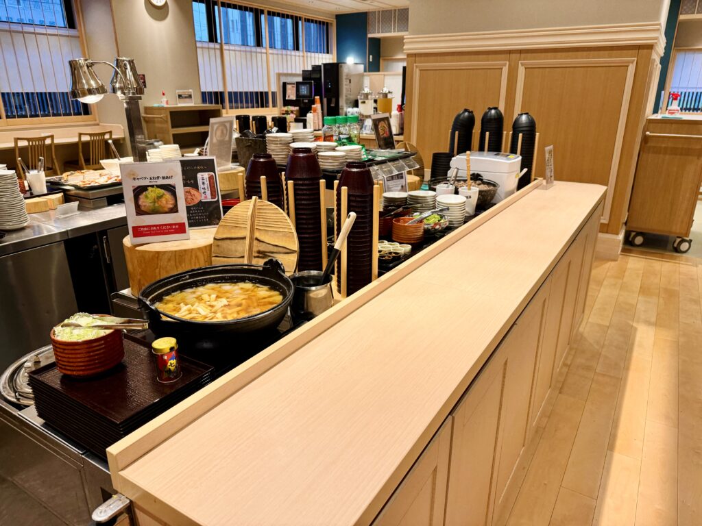 御宿 野乃 松本 朝食ビュッフェカウンターの様子