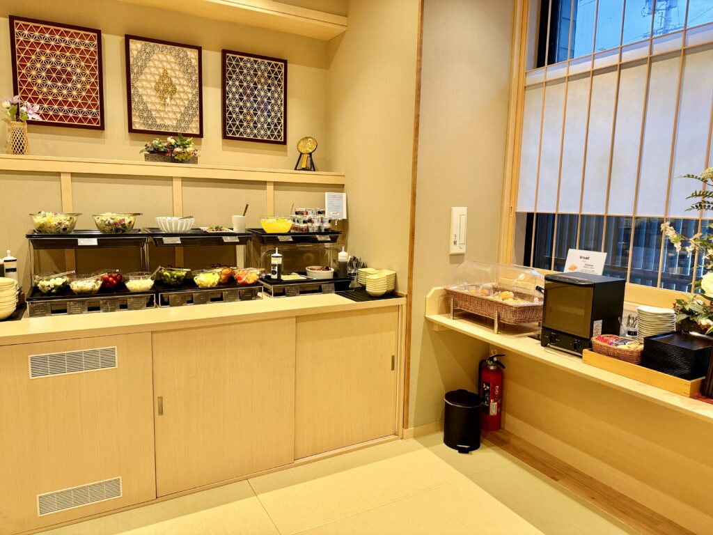 御宿 野乃 松本 朝食ビュッフェ台の様子