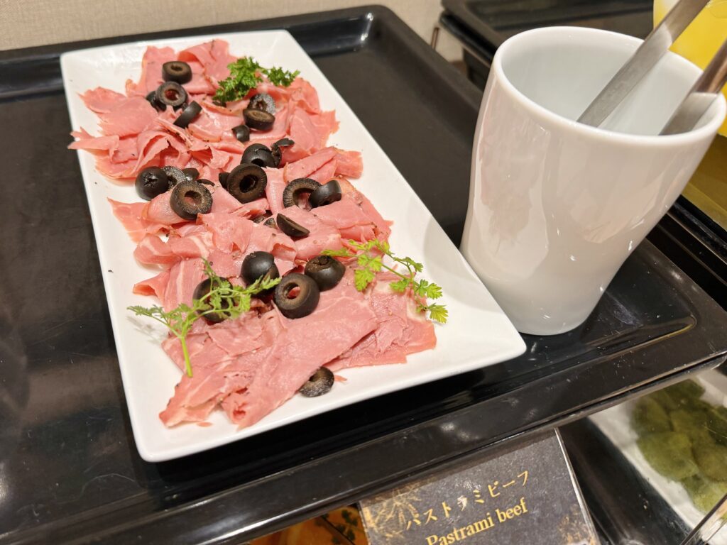 御宿 野乃 松本 朝食ビュッフェ台の様子