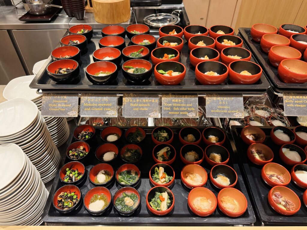 御宿 野乃 松本 朝食ビュッフェ台の様子