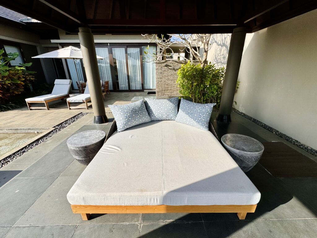 Umana Bali 1ベッドルーム トロピカル ガーデン ルーム ヴィラ デイベッド