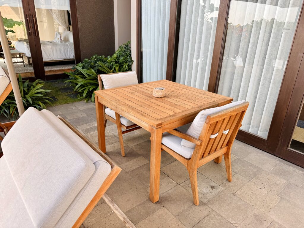 Umana Bali 1ベッドルーム トロピカル ガーデン ルーム ヴィラ 屋外のテーブルセット