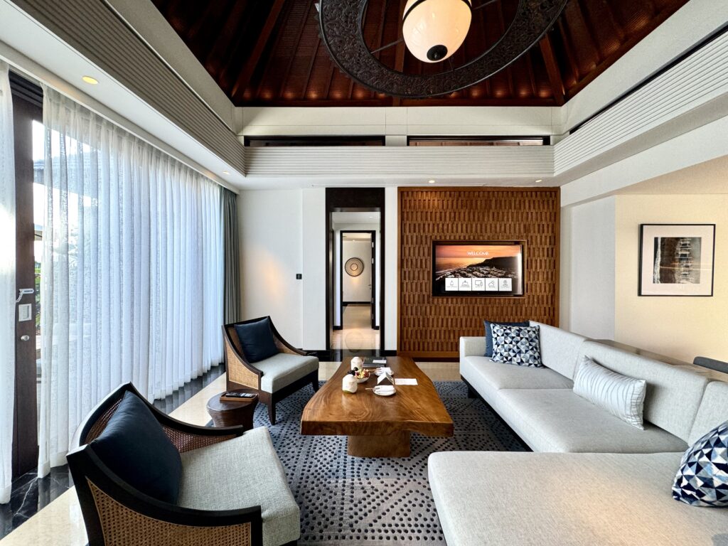 umana Bali(ウマナバリ)LXR 客室 リビングから寝室への眺め