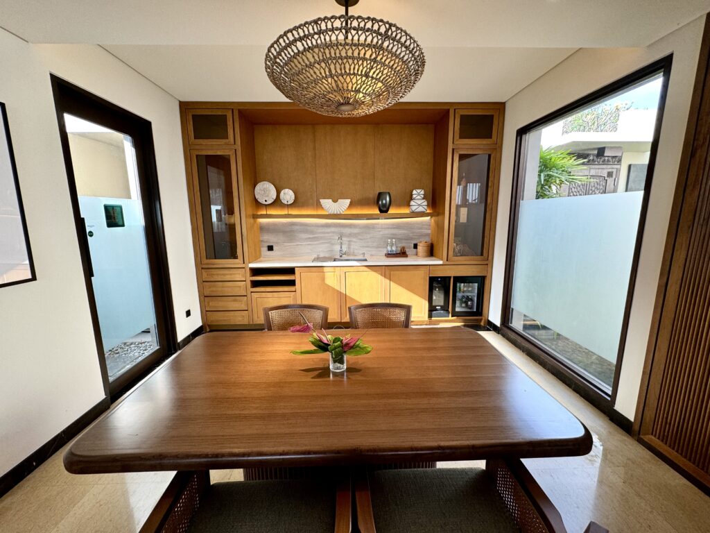 umana Bali(ウマナバリ)LXR 客室 ダイニングテーブル