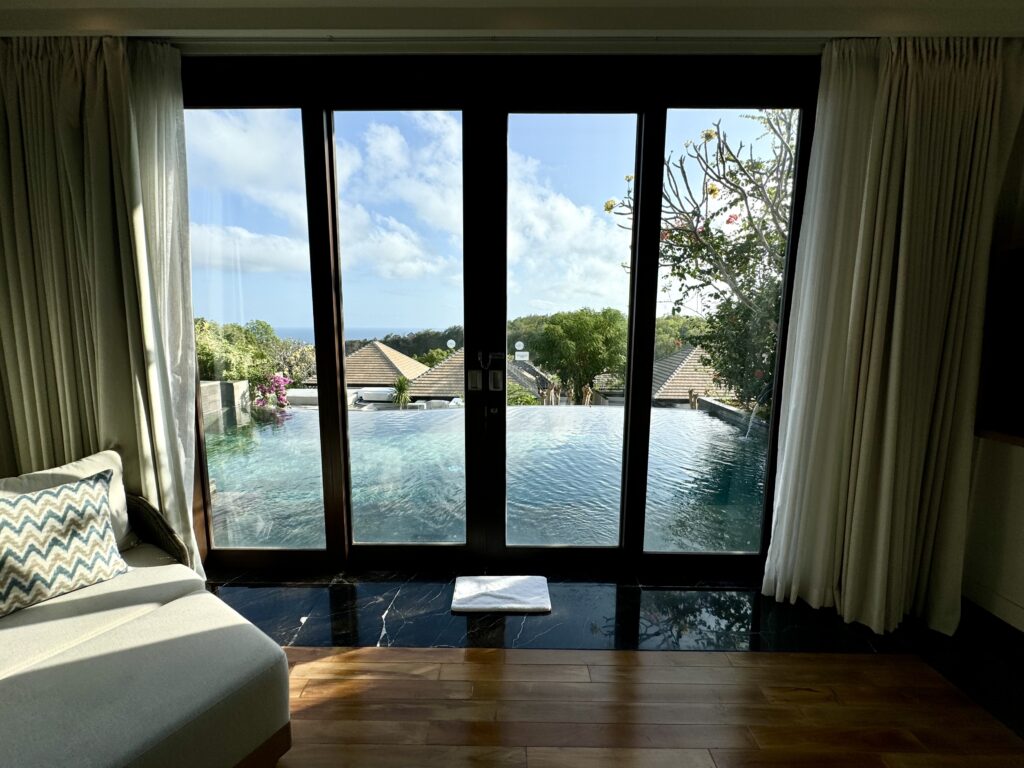 umana Bali(ウマナバリ)LXR 寝室からプールへ