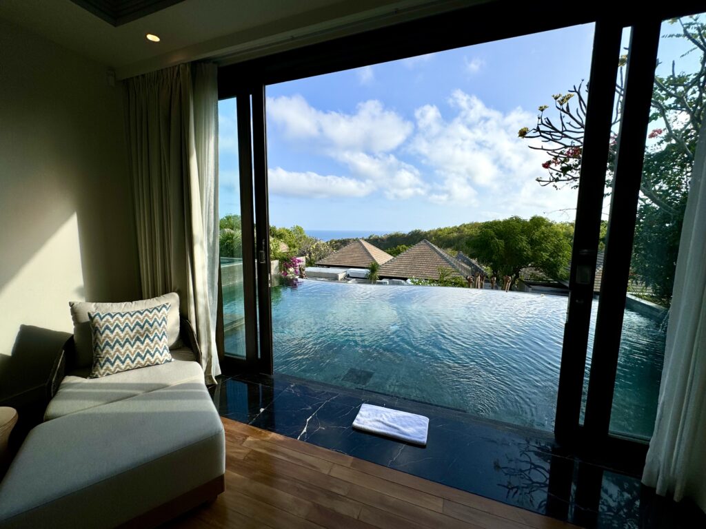 umana Bali(ウマナバリ)LXR 寝室からプールへ