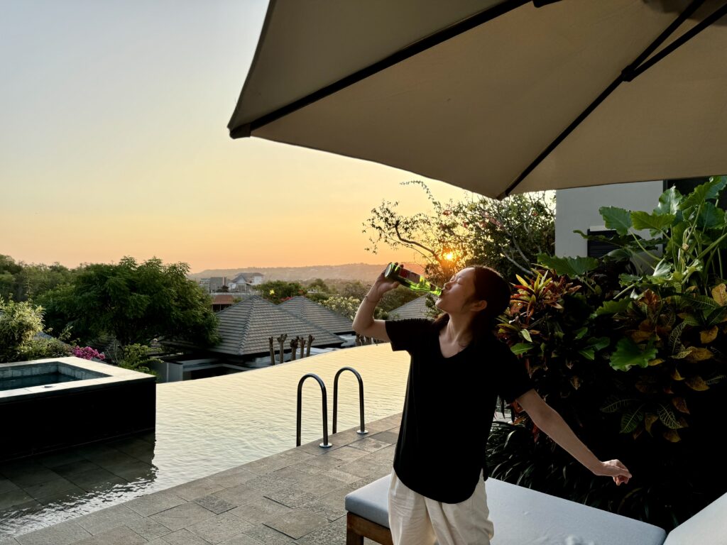 umana Bali(ウマナバリ)LXR 夕景の中ビンタンを飲む