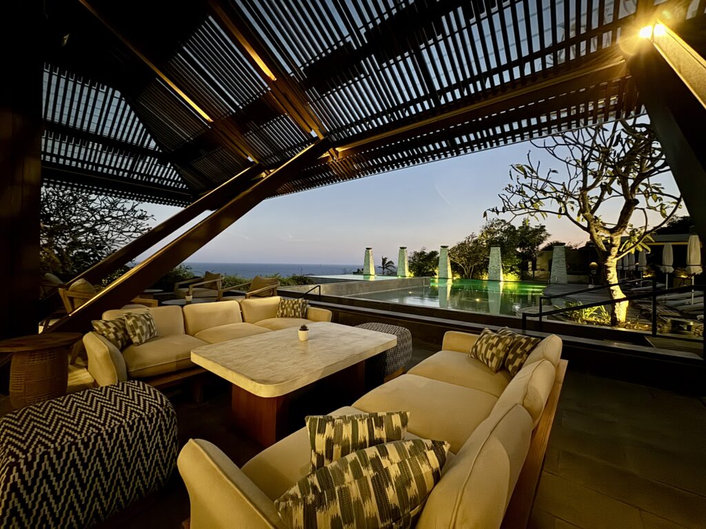 umana Bali(ウマナバリ)LXR プールバー テーブル席