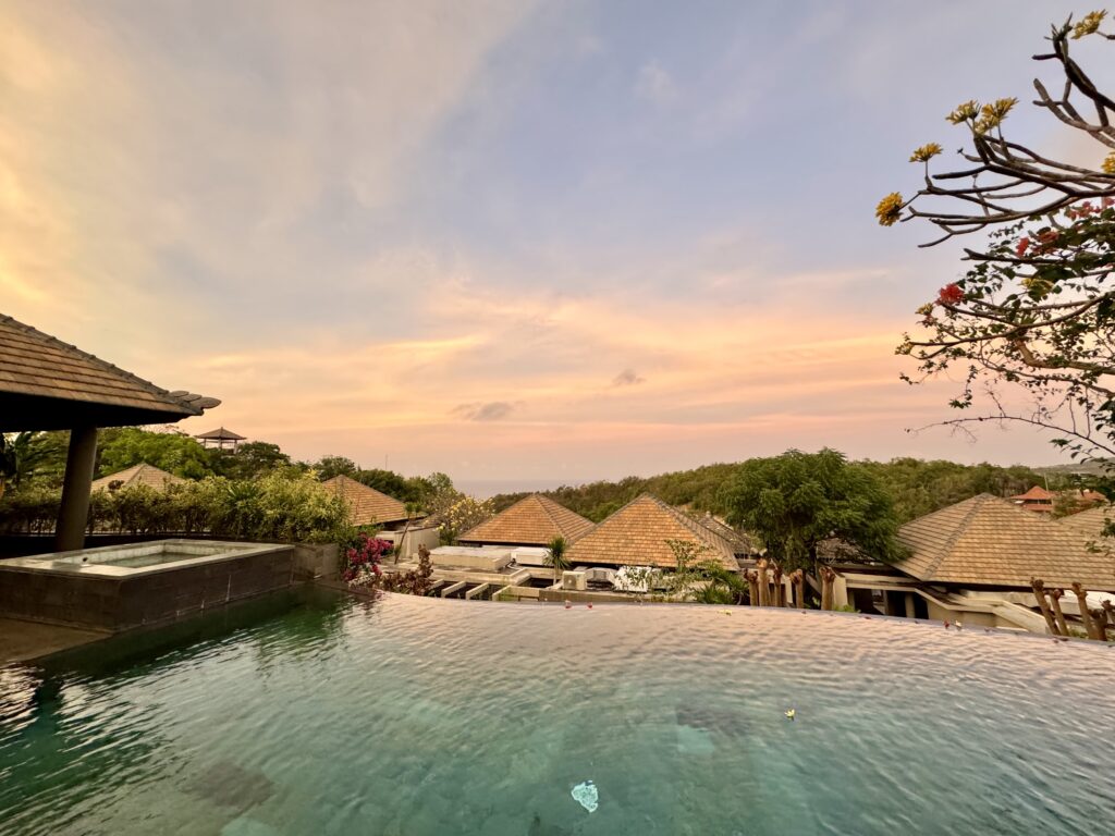 umana Bali(ウマナバリ)LXR プライベートプールと朝焼け