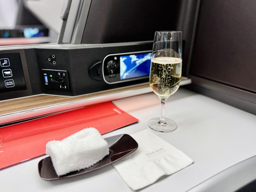 エバー航空 ロイヤルローレルクラス ウェルカムシャンパン