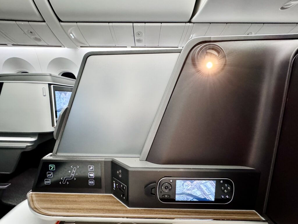 エバー航空 ロイヤルローレルクラス 読書灯