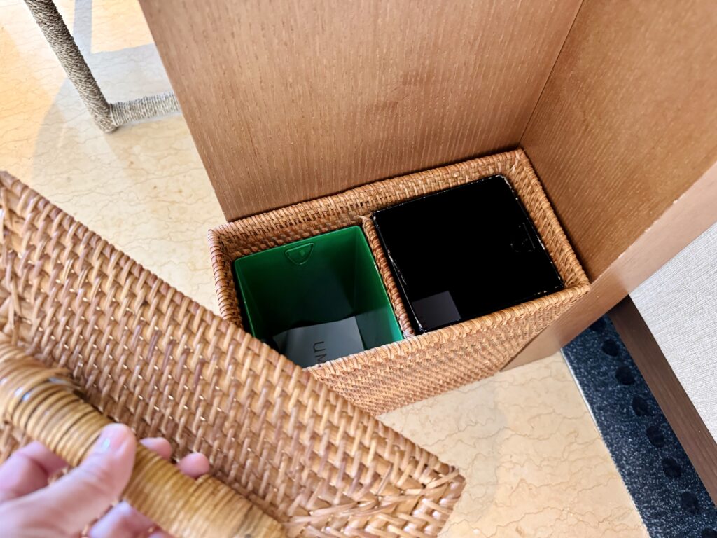 Umana Bali(ウマナバリ)LXR 客室 デスク横のゴミ箱