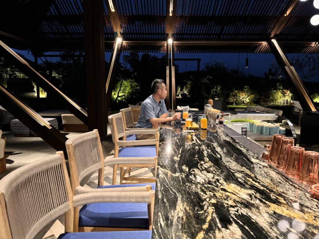 Umana Bali(ウマナバリ)LXR pad pool barにて