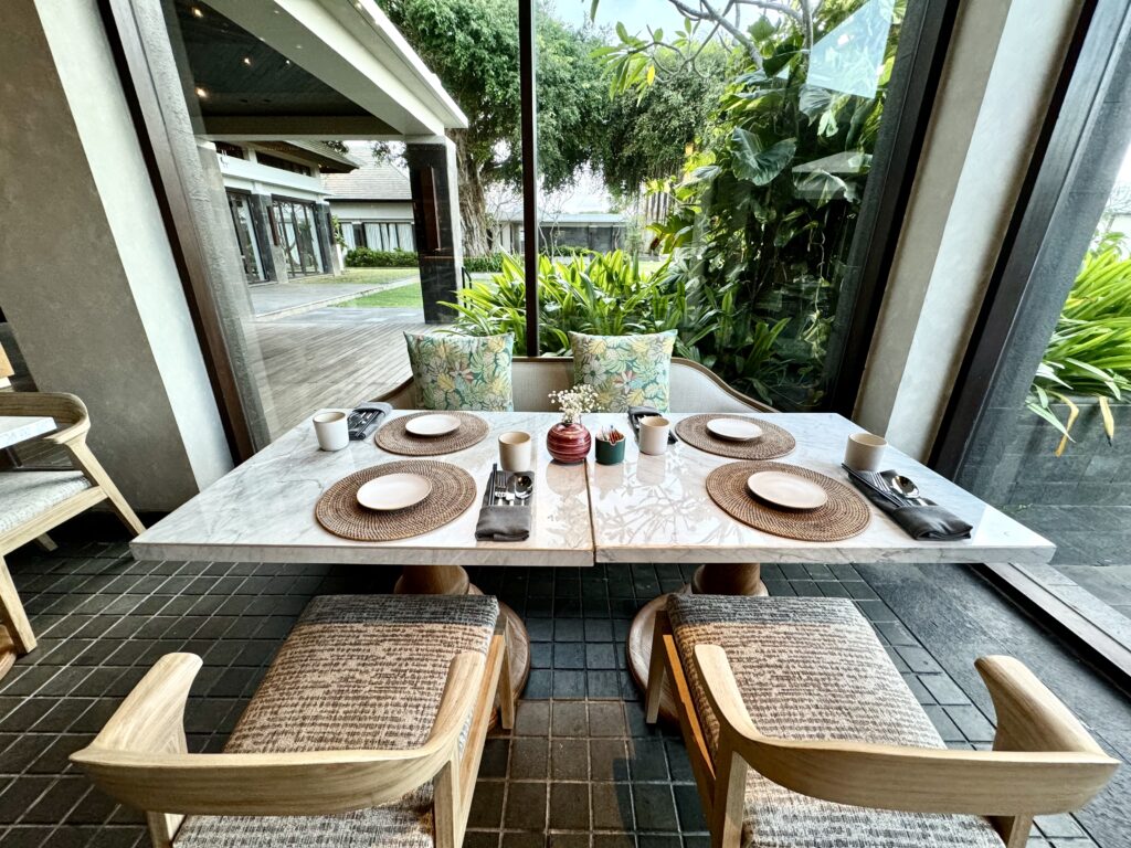 umana Bali(ウマナバリ)LXR 朝食会場 umana Bali(ウマナバリ)LXR 朝食会場 テーブル席