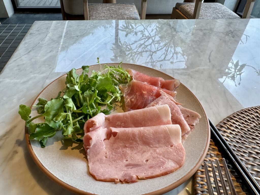 umana Bali(ウマナバリ)LXR 朝食 ハムサラダ