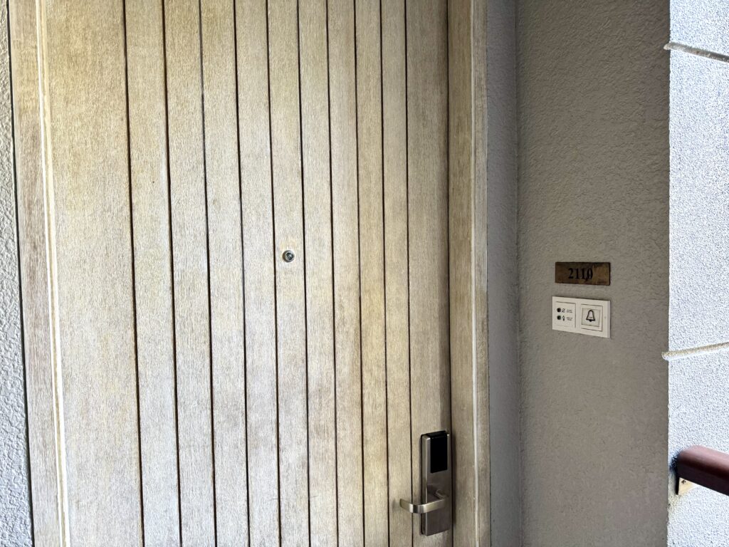 コンラッドバリ 客室扉