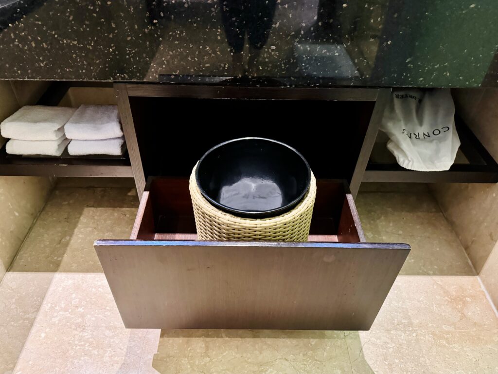 CONRAD BALI(コンラッドバリ) 客室 洗面台下