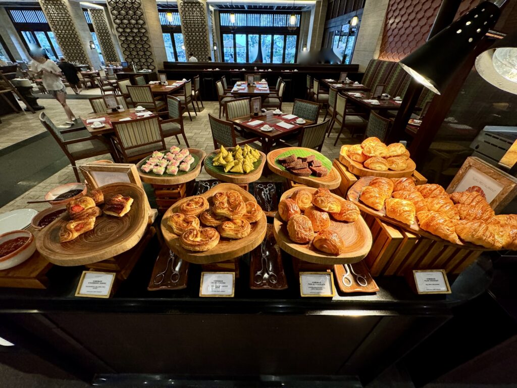 コンラッドバリ 朝食 パン