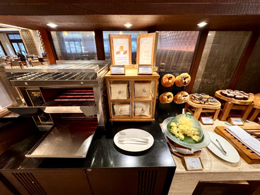 コンラッドバリ 朝食 パン