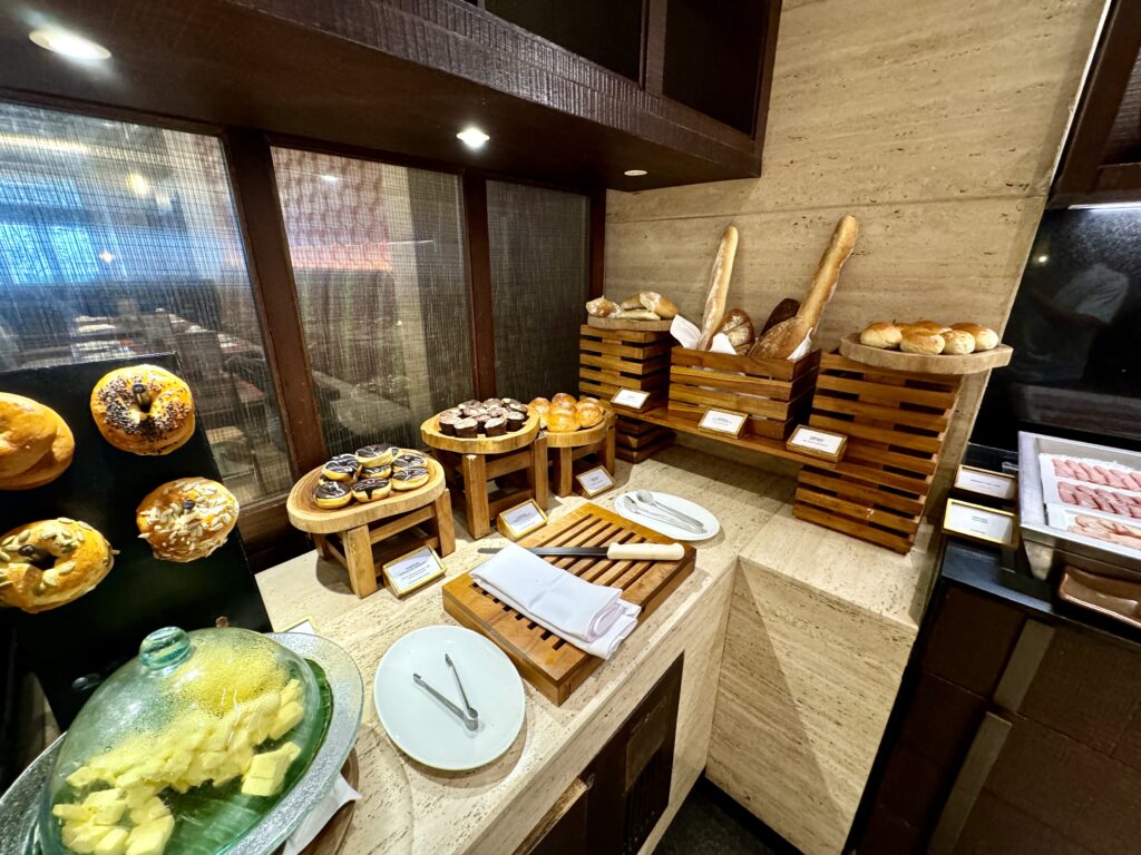 コンラッドバリ 朝食 パン