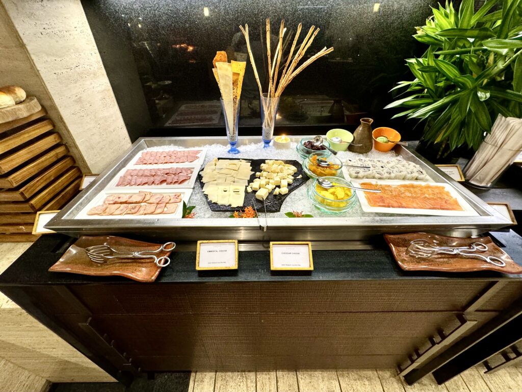 コンラッドバリ 朝食 ハム