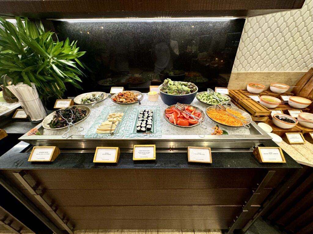 コンラッドバリ 朝食 サラダ