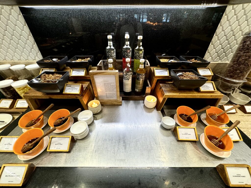 コンラッドバリ 朝食 シリアル はちみつ