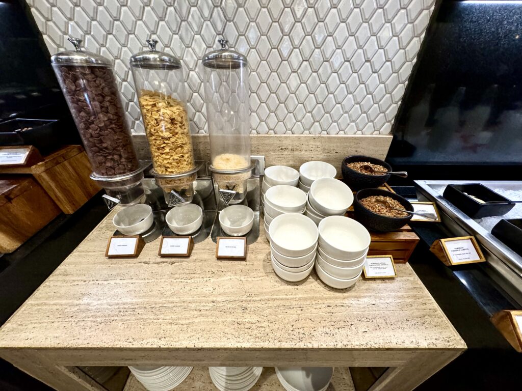 コンラッドバリ 朝食 シリアル