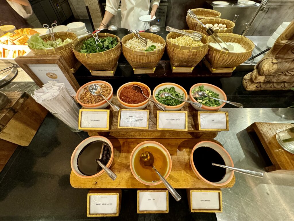 コンラッドバリ 朝食 ヌードルバー トッピング